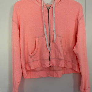 Tunn hoodie från hollister i S - En färgstark, kortare, tunn hoodie från hollister i S.          Köparen står för frakten!