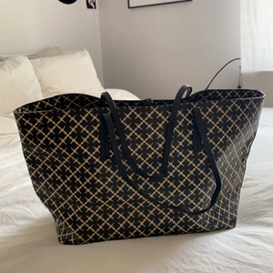 Stor Marlene Birger väska - Säljer min Marlene Birger väska, använd med lite få skavanker (därav det låga priset). I helhet ser den fin ut.