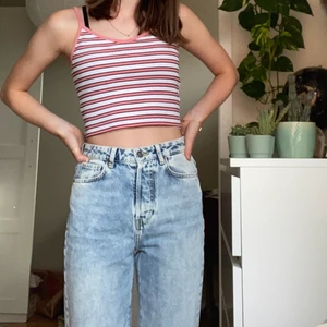 Kort randigt linne - Fint och stretchigt linne ifrån New Yorker, köpt förra sommaren för ungefär 100kr. Säljer eftersom jag nästan aldrig använder det (har max använt det 3ggr). Kontakta gärna mig för mer information eller om du är intresserad! Kan frakta eller mötas upp beroende på avståndet (köparen står för fraktkostnaden).