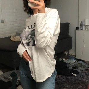 En långarmad tröja ifrån H&M - En långarmad tröja ifrån H&M med ett tryck på bröstet 💓