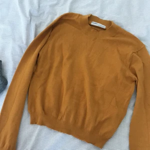 Tröja  - En tröja ifrån pull and bear jätte mjuk!! Står att den är i storlek L men jag skulle säga storlek XS/S