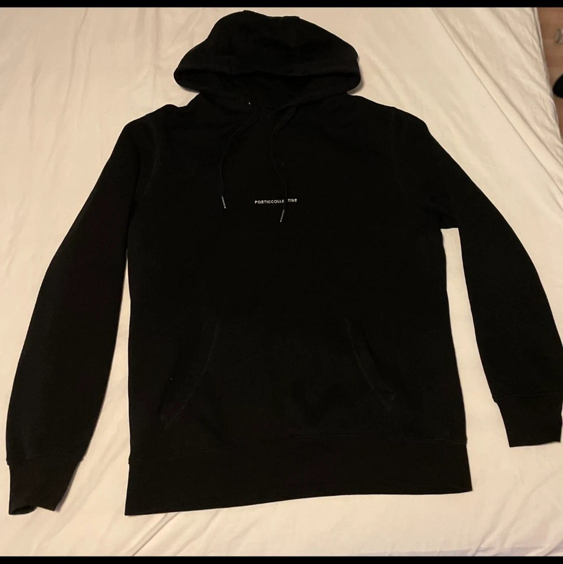 Poetic collective hoodie-tryck på ryggen