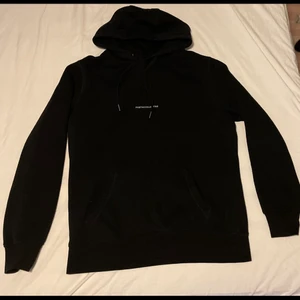 Poetic collective hoodie-tryck på ryggen - Använd men i gott skick, ny pris 799:-                                    (Pris kan diskuteras)