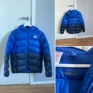 Adidas vinterjacka i stl 170 - Knappt använd blå Adidas jacka i stl 170. 