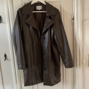 Fake skinnjacka  - Jättefin jacka från NA-KD köpte den förra våren och har använt den en gång sedan dess, helt slutsåld hos NA-KD✨