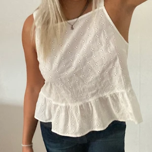Vitt linne/topp - Så fint vitt linne med mönster 🤍 använd endast 1 gång och är som ny. Säljs pga den inte kommer till användning🤍🤍🤍