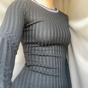 Svart tajt klänning  - Tajt klänning ribbad. Storlek S, stretchigt material. Kan skicka hem till dig! 