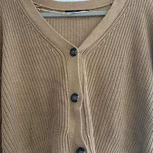 Stickad kofta  - Väldigt fin och skön o ha på sig