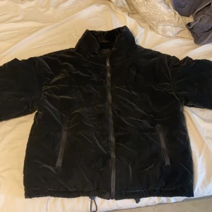Asos, stradivarius  - Köpte denna supersnygga sammetsjackan på asos från stradivarius, den är inte för varm för vintern men den är perfekt för hösten och perfekt med en hoodie under 🌟❤️💞 kan försöka skicka bättre bild men det är lite svårt, ja köpte den för 550 på asos men säljer för 300 