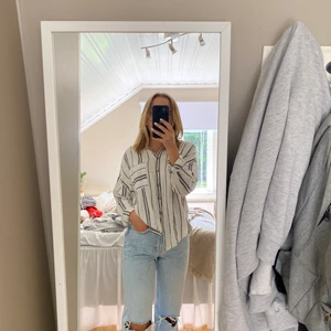 Randig skjorta - En så härlig randig skjorta, väldigt luftig & skön🤍🤍😇