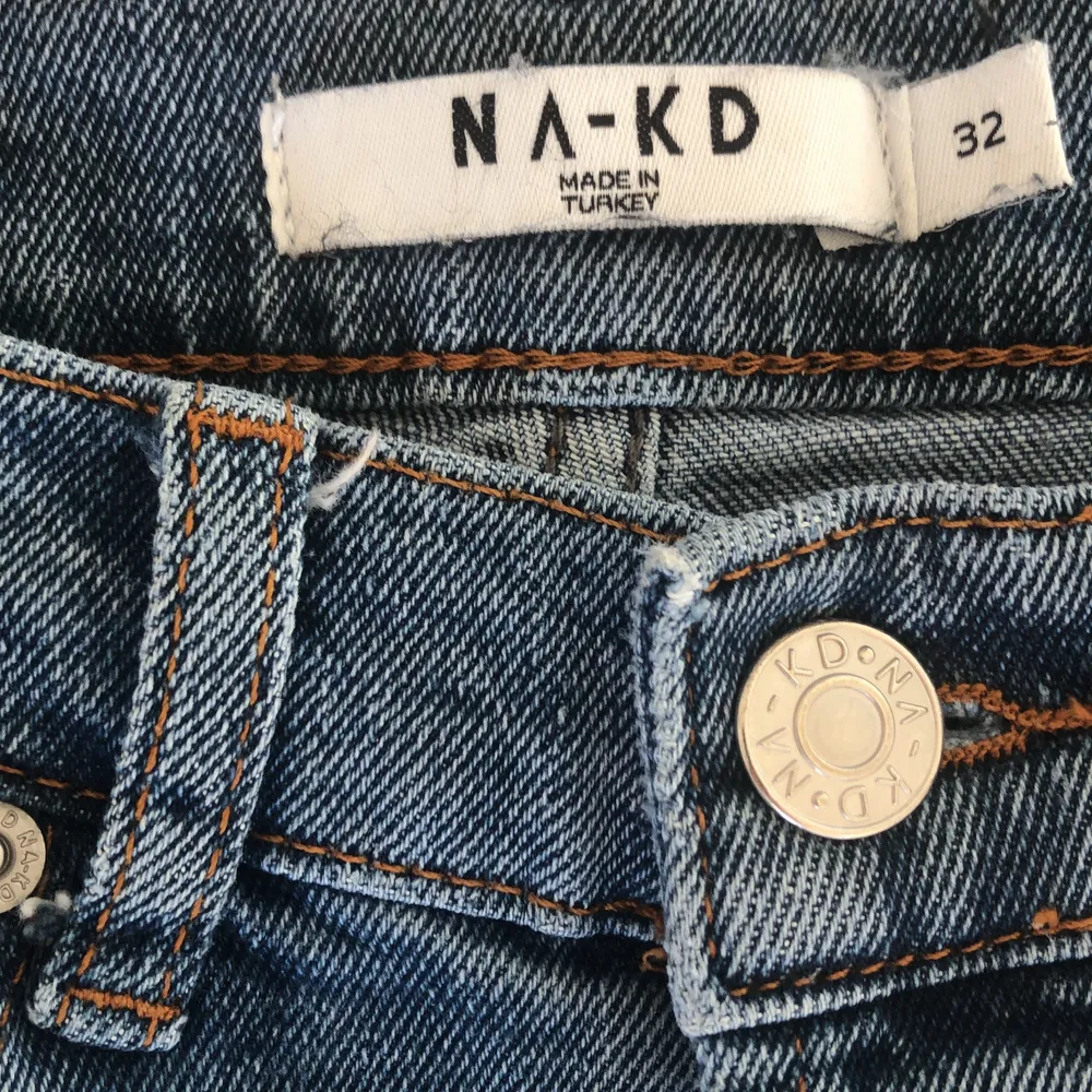 Såååå fina jeans från Na-kd som dock är lite för små för mig. Aldrig använda bara testa fåtal gånger❤️. Jeans & Byxor.