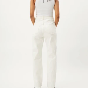 ROWE extra high straight jeans - Vita raka jeans från weekday, säljer för jag har ett par likadana. Använt dessa ganska många gånger men inte sönder på ngt sätt. Nya kostar 500