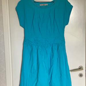 En söt blå klänning perfekt för sommartider. I nyskick. Storlek L. Fraktkostnad tillkommer 🌸✨