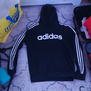 Adidas hoodie M - Aldrig använd bara legat i garderoben storlek M säljer för 100kr priset kan diskuteras! 