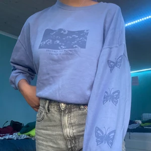 Lila tröja  - Superfin lila collegetröja med tryck på bröstet och fjärilar på armarna. Älskar verkligen den lila färgen på denna!💜  Inte alls mycket använd, superfint skick!
