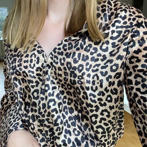 Leopard blus - Leopard blus från Nakd, festlig och fin. För stor för mig så därför är den helt oanvänd, prislappen sitter kvar. Fick den för ett halvår sen. Storlek 34.