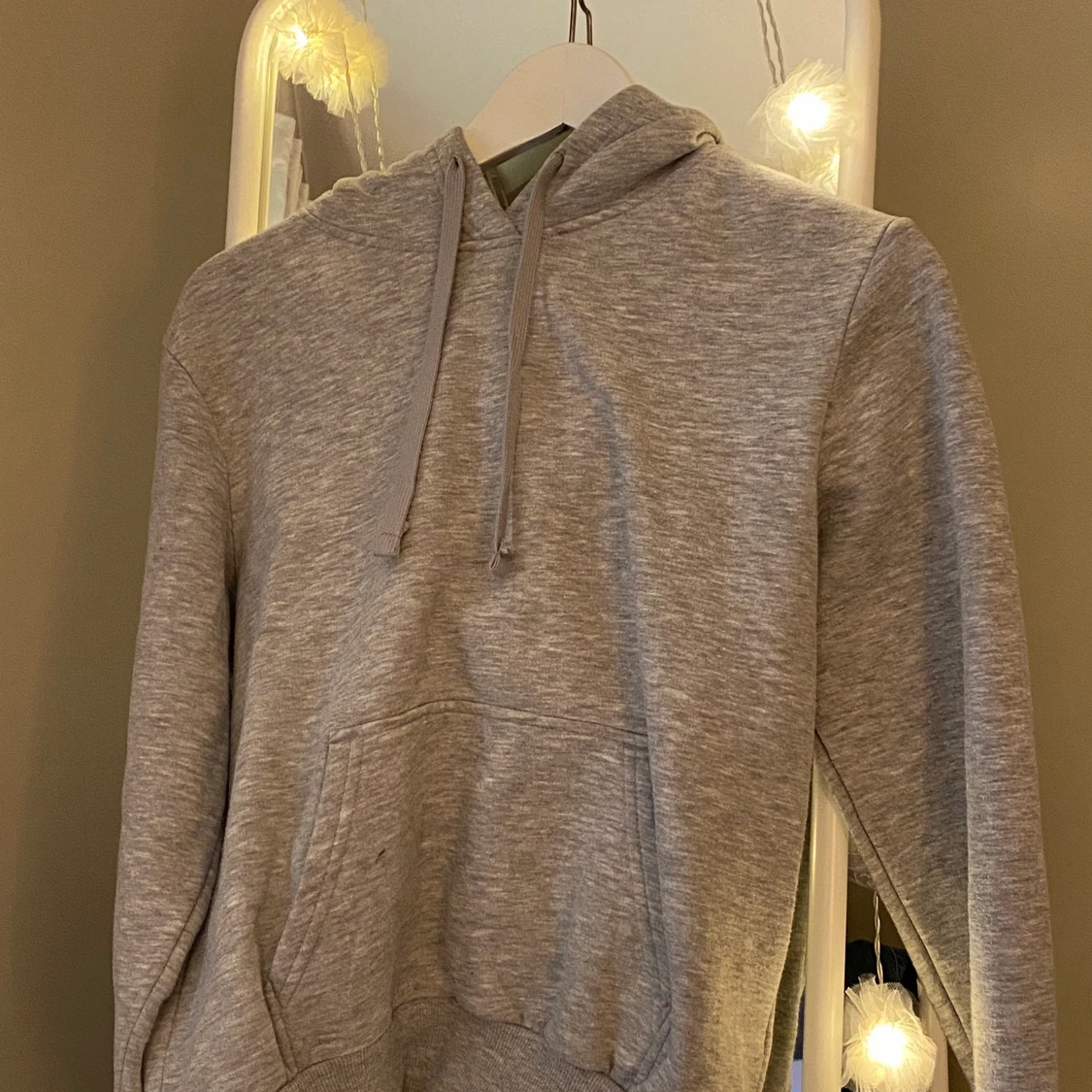 Grå hoodie från H&M.