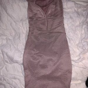 Festklänning  - Snygg festklänning, använd ett par gånger men är i gott skick.