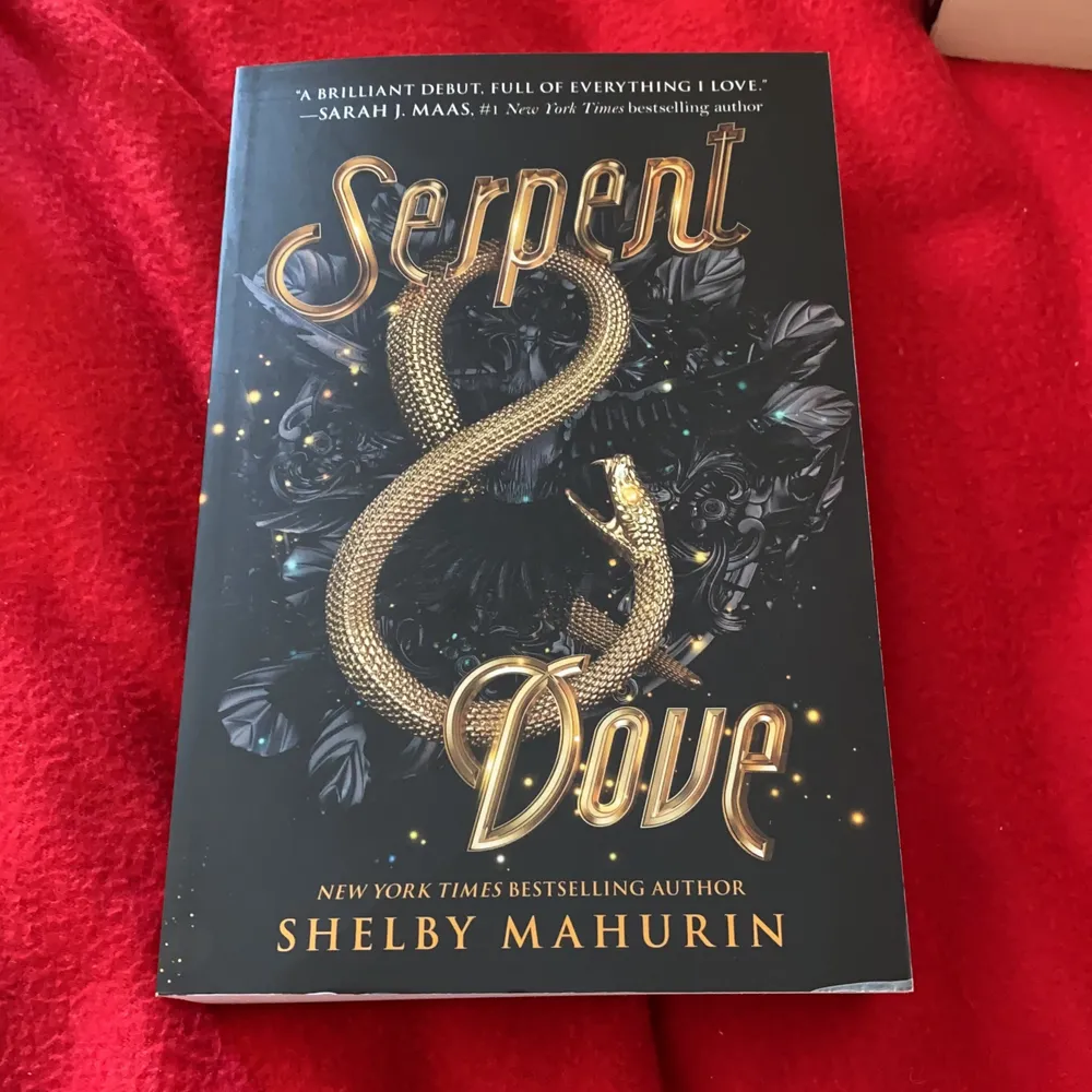 Säljer Serpent and Dove av Shelby Mahurin, eftersom att jag inte har något intresse av att läsa boken pga att den fysiskt är svårläst, tjock och inte så flexibel. Jag har dock haft boken hemma i kke 2 måndader och har skrollat igenom -> ärrad bokrygg. Övrigt.