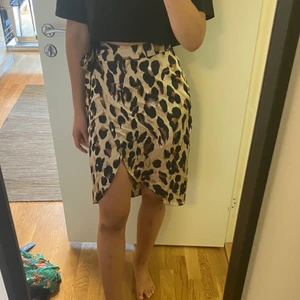 Leo-mönstrad omlottkjol  - En skitnsygg leopard-mönstrad kjol från Boohoo i storlek 38. Den är i deras tall-modell och sitter väldigt bra på! Sparsamt använd så är i väldigt bra skick💖