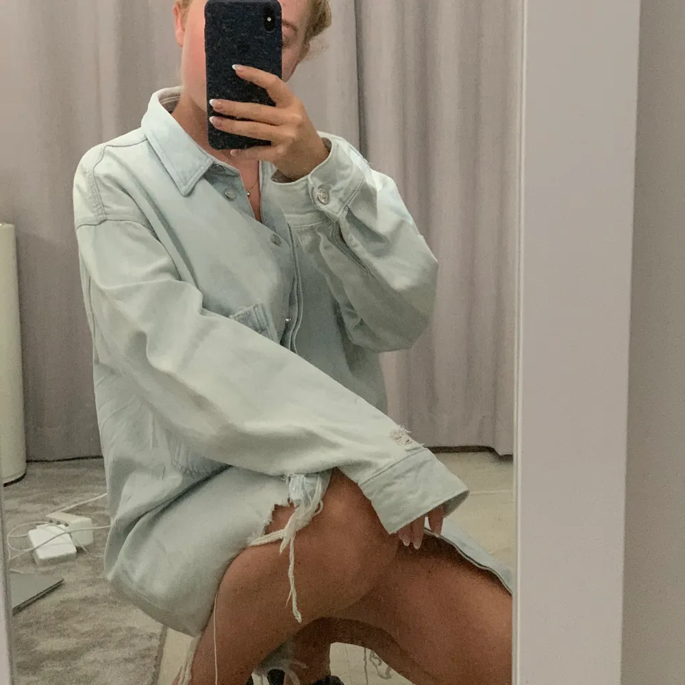 En ljustvättad jeansklänning (kan användas som en större jacka/skjorta) från Zara. Inköpt år 2019 och är suuuuuper fin!! Däremot kommer den inte till användning… 🤍💕🌸 Frakt är inte inkluderat i priset 💋. Klänningar.