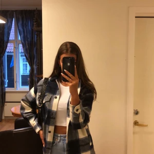 Jacka  - Säljer denna jackan från zara för att jag inte känner att jag behöver den, super snygg men ganska stor i storleken jag själv har alltid M men denna är i S och är som en M