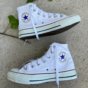 vita converse🤍 - Vita converse i storlek 36! Släjer dom pga att de inte kommer till användning längre! 🤍 buda med minst 10kr. Kan ev komma överens om direktpris. 