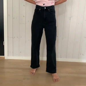 JEANS - Jag säljer ett par jeans ifrån monki. Bara använt 2-3 gånger så är i jätte bra skick, jag säljer för att de är förstora, storlek kanske passar en 36:à eller 38 , jag på bilden är 1,58