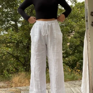 Linnebyxor - INTRESSEKOLL på dessa linnebrallor med prislappen kvar från ett märke i Italien, jag köpte dessa igår därav en bild bara då jag inte hunnit använda dem. Säljer pågrund av förstora på då de är i strl onesize. Köpte för 500kr vid högt intresse startar budgivning.