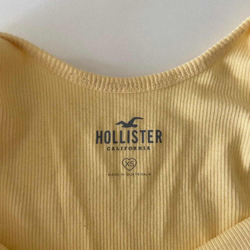 Gult linne från hollister (st xs) knappt använt💛. Toppar.