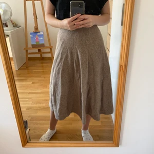 Lång kjol frpn uniqlo - Använd en gång men prislappen sitter fortfarande kvar. Väldigt varm och mysig😊😊