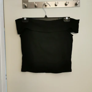 Fin topp  - En super fin topp från gina tricot! Som ni ser få bilderna är det en off shoulder topp och har väldigt fint material. Toppen är i strl M men passar en S lika bra! Använt ca 3 gånger och har ej skador mm. Köpare står för frakt. 