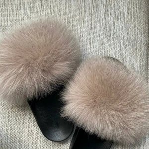 Pälstofflor - Säljer dessa fluffiga tofflor med äkta päls. Pälsen är superfin. Skorna är väldigt bekväma att gå i. Helt nya och aldrig använda. Storlek 38🤍