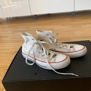 Converse - Vita höga converse, strl 37. Använda fåtal gånger, inga slitage. En tvätt och de är som nya. 400kr. Frakt tillkommer! 