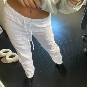 Linnebyxor  - Säljer dessa skitsnygga linnebyxor (endast vid bra bud). Säljer de pga att de inte kommer till användning! Passar mig som har storlek 36 men skulle även säga att de passar mindre och större då banden i midjan är regler bara☺️