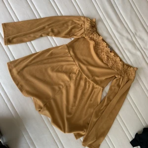 Shortsdress - Shortsdress, of shoulder. Bra skick, endast använd en gång. Strl 38, 250kr. Frakt tillkommer