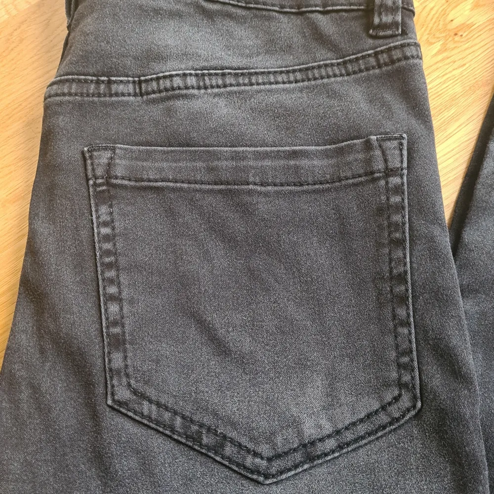 Ett par svarta, stretchiga jeans i modell 'Stella' från Kappahl. Nyskick! Köparen står för frakten.. Jeans & Byxor.