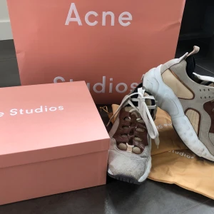 Acne Manhattan - Superfina Acne sneakers i stl 37, dessa är rymliga o passar stl 38. Nypris ca 4000:-