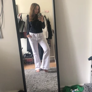 Linnebyxor  - Snygga low-waist linnebyxor med fickor! Lite bootcut stuk nere vid smalbenen! Tyvärr är de för korta för mig som är 165!