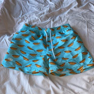 Badbyxor Biltema - Köpte badbyxorna för en tävling i skolan och bara använda 1 gång, som ni ser är innebyxorna bort klippta då jag tyckte det va obekvämt att ha. Annars är dom som nya och bra skick.