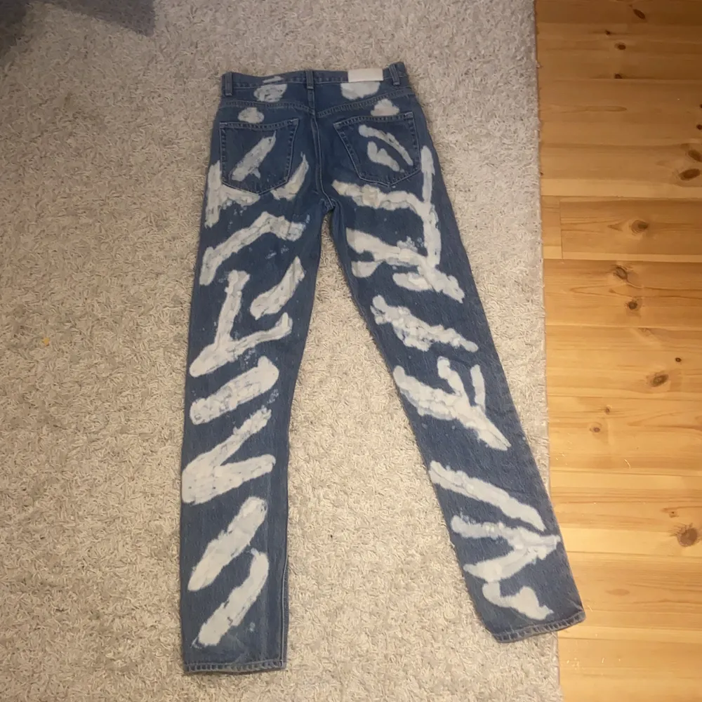 Superfina jeans med ballt mönster på både fram och baksida!!☀️storlek 25/32 , säljer för 200 kr + frakt🌼. Jeans & Byxor.