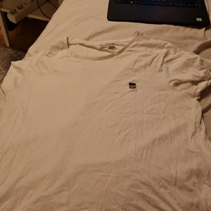 Tshirt strl M - Vit tshirt i utan nån fläck. Knappt använd och har mest bara tagit plats i garderoben