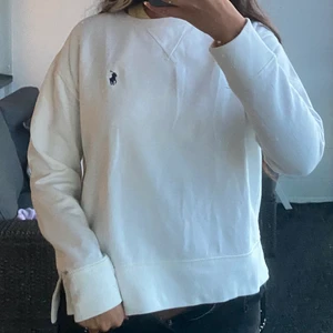 Sweatshirt från Polo Ralph Lauren - Vit sweatshirt från Polo Ralph Lauren som är sparsamt använd. Köparen står för eventuell frakt💕