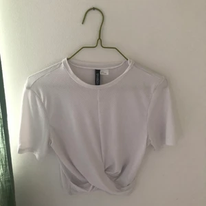 Vit tröja - Vit, tunn tröja. Kan göra outfiten jättefin! Älskar den här men har inte använts på ett tag. Fint skick! 70kr+frakt💛