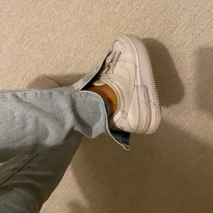 Jeans med slits - As balla jeans i ljus tvätt med slits! Lite halvtighta. Använda en gång och jag är ca 160 cm. 💖 Sorry för skitdåliga bilder :) 