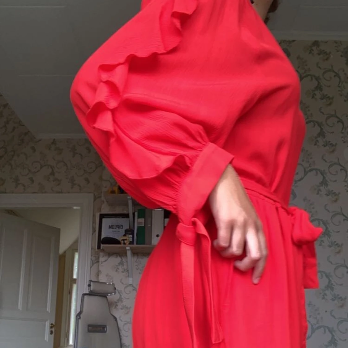 Röd byxdress med volanger och knyten