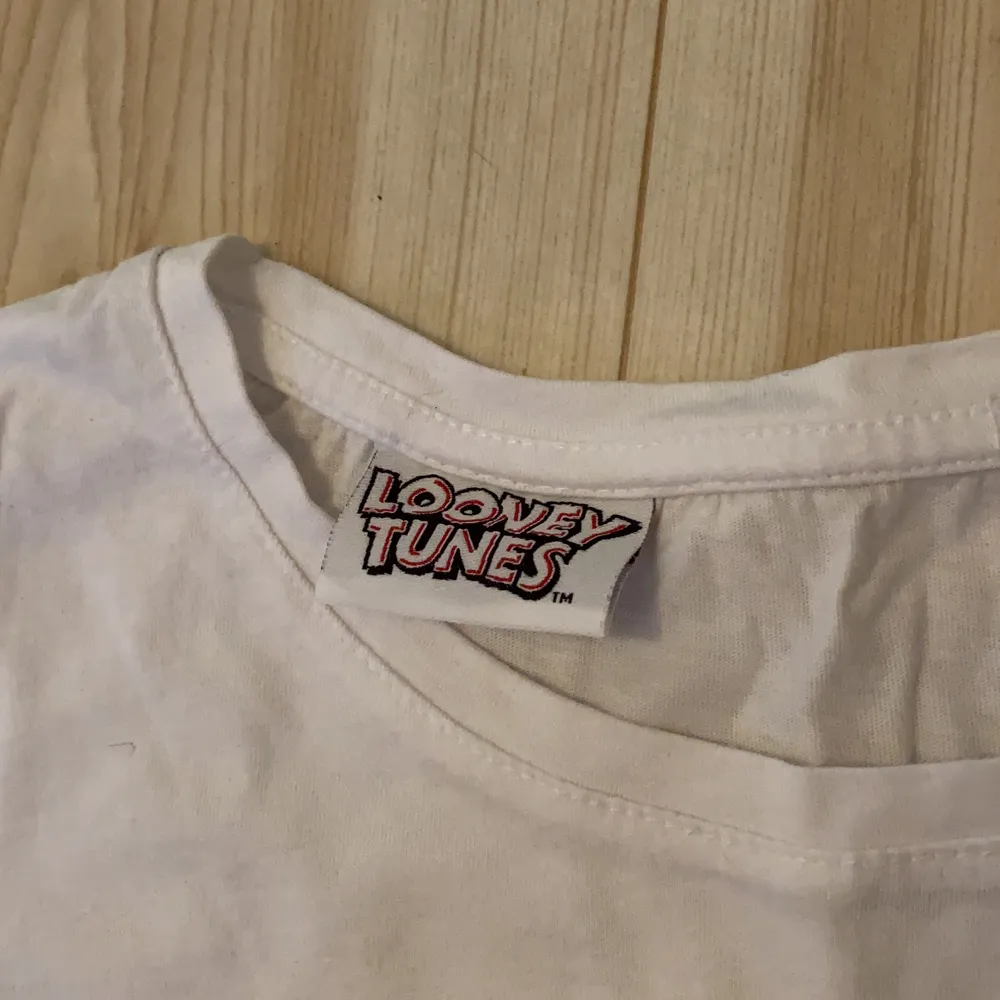 En tröja med Looney Tunes tryck på. Storlek XL- men är som en M/L. Köpt på New Yorker. Fint skick, knappt använd.. T-shirts.