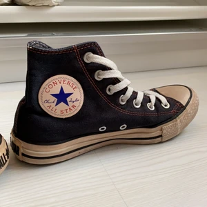 Converse - Svart/rosa converse som aldrig e använda! Jag färgade de till svart från rosa därför e de rosa Oxå! Frakt tillkommer på 66kr spårbart!