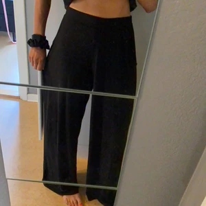 Utsvängda mjukisbyxor från Lindex - Utsvängda mjukisbyxor från Lindex. Världens skönaste material! Byxorna är långa och höga i midjan. Storlek M (passar även för L och XL).