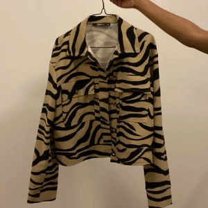 Gina tricot set - Gina tricot jacka och kjol, i storlek 36. Köpte för två år sen men endast använt en gång. Så coolt men kommer inte till användning. Båda säljs tillsammans💓